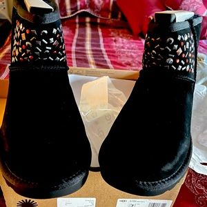 UGG short black boots, size 7, NWT